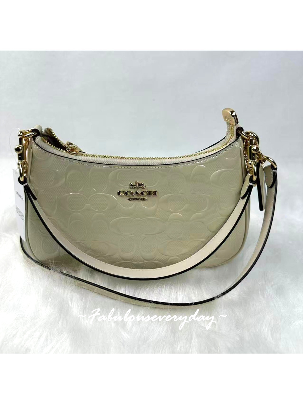 Coach Teri Shoulder Bag In Signature Leather With Heart Charm Chalk CDA98 NWT